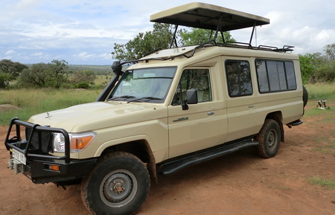 4x4 Land Cruiser for Safaris Rwanda and Uganda with a driver guide